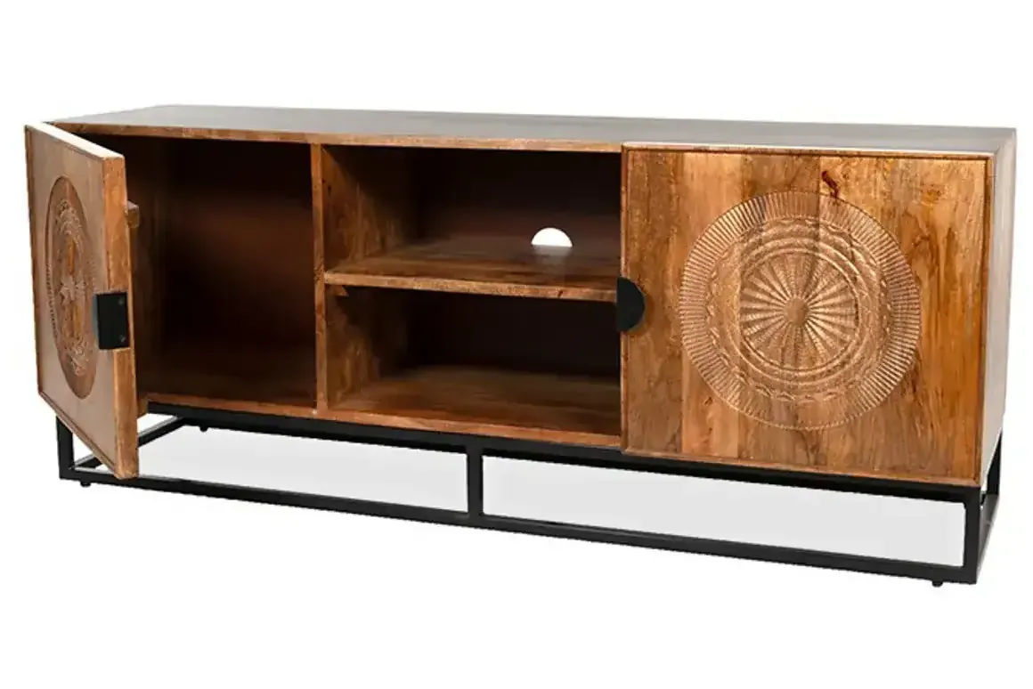 Robuuste houten TV-kast met traditionele Caribische patronen, geschikt voor woonkamer of lounge, gecombineerd met een zwart metalen frame, moderne en sfeervolle meubelstijl. - My Sons