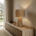 Tischleuchte Marbella small auf einem Holzbuffet mit Schale und Dekoration, neben einem Fenster mit Vorhängen - MUST Living