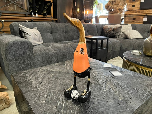 Niedliche Deko-Ente im orangefarbenen Outfit für die  Fußballweltmeisterschaft. Bambusgeschenk für die Feiertage bei Mokana