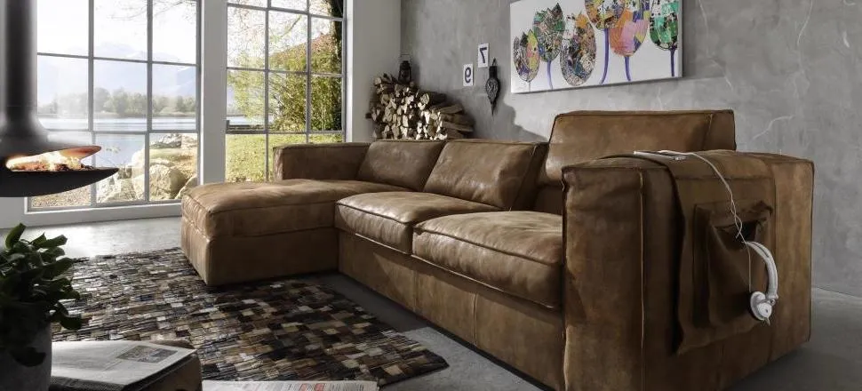 Stimmungsvoll eingerichtetes Wohnzimmer mit einem bequemen Sofa von Mokana Möbelhaus