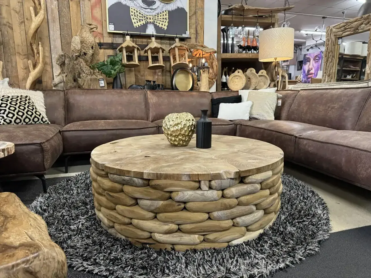 Salontafel Sem van massief teakhout, rond met een unieke uitstraling.