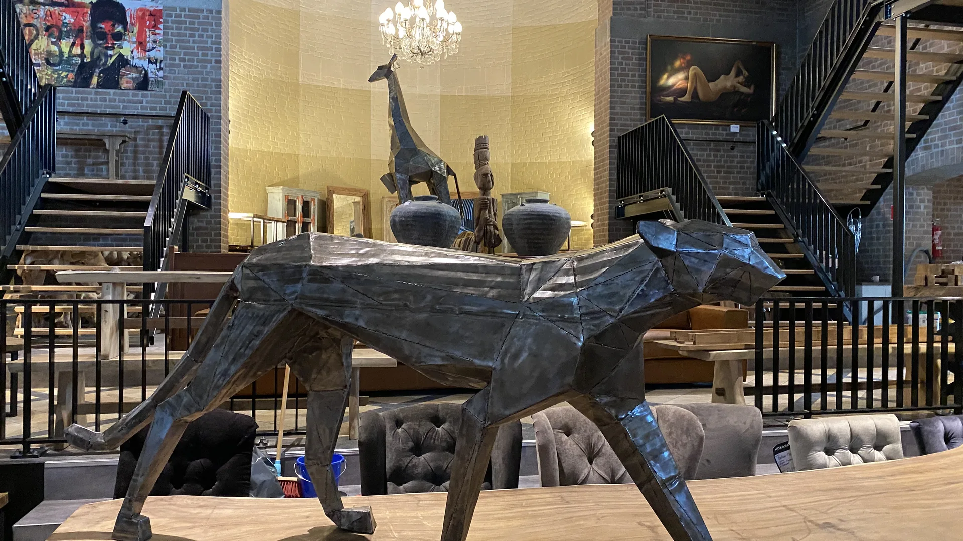 Metallskulptur in der monumentalen Mokana Möbelkirche in Enschede