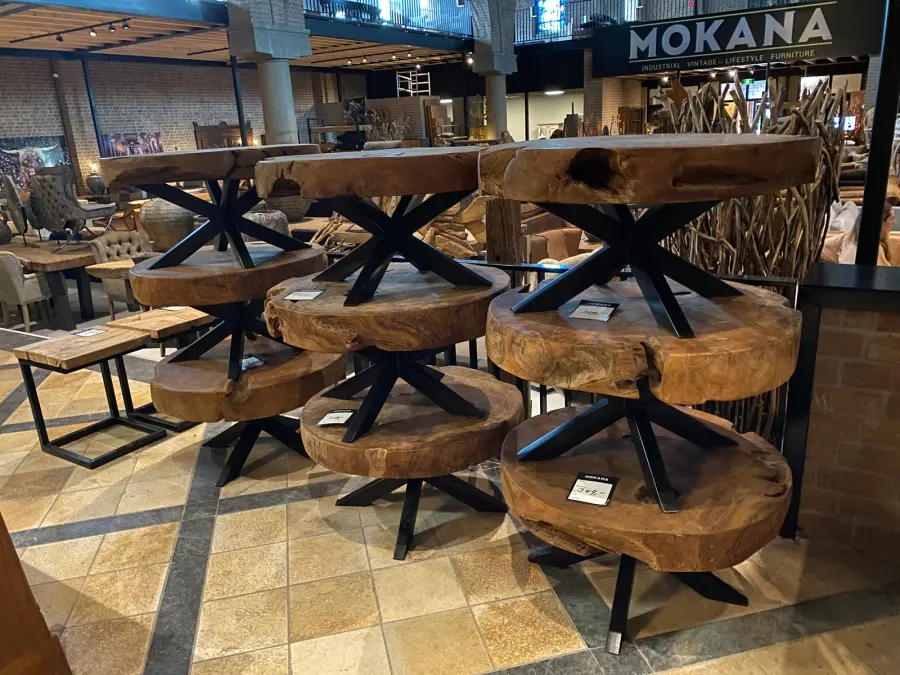 Einzigartige Massivholztische in der Möbelkirche von Mokana in Enschede