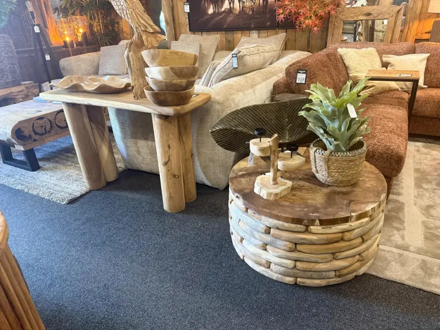 Teak Beistelltisch und runder Baumstamm Couchtisch bei beigem und rostbraunem Sofa